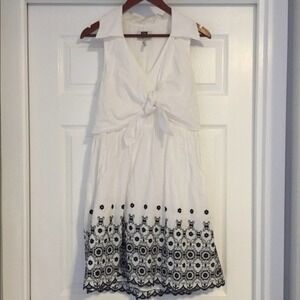 Laundry by Design Tie front embroidered dress